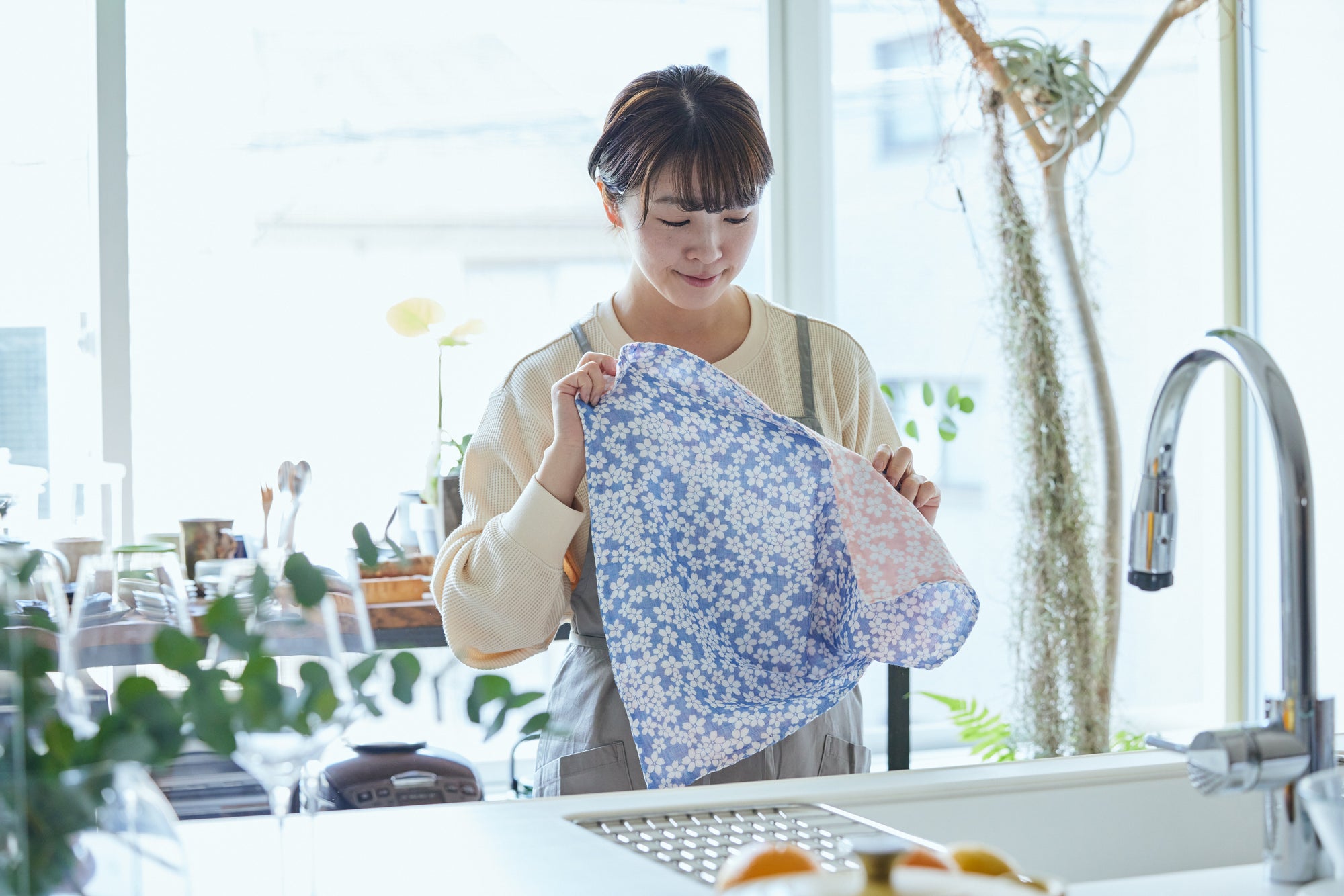Shirayuki Japanese Tea Towel - Pink & Blue Cherry Blossom